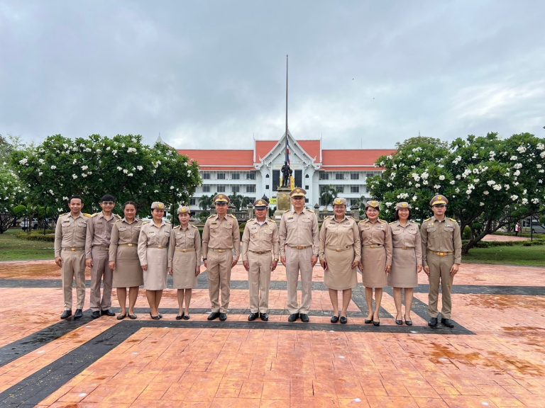 วันที่ 14 พฤษภาคม 2567 สิบเอกมงคล ศรนวล ศึกษาธิการจังหวัดกำแพงเพชร พร้อมด้วยนายสมคิด มาหล้า รองศึกษาธิการจังหวัดกำแพงเพชร และข้าราชการและบุคลากรทางการศึกษาในสังกัด ร่วมกิจกรรมเคารพธงชาติไทย ร้องเพลงชาติไทย และสวดมนต์จังหวัดกำแพงเพชร ณ บริเวณหน้าเสาธง ศูนย์ราชการจังหวัดกำแพงเพชร