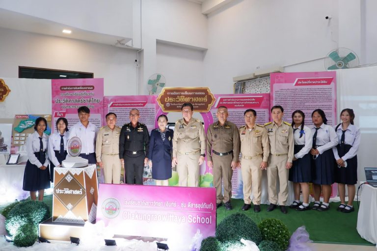วันที่ 18 มิถุนายน 2567 เวลา 13.30 น. สิบเอก ดร.มงคล ศรนวล ศึกษาธิการจังหวัดกำแพงเพชร เข้าร่วมกิจกรรมการขยายผลการถ่ายทอดความรู้ประวัติศาสตร์ชาติไทยประจำท้องถิ่น จังหวัดกำแพงเพชร โดยได้ร่วมนำเสนอนิทรรศการการขับเคลื่อนประวัติศาสตร์ชาติไทย และเข้าร่วม รับฟังการบรรยายกิจกรรมดังกล่าว โดยมี นายชาธิป รุจนเสรี ผู้ว่าราชการจังหวัดกำแพงเพชรเป็นประธานฯ ณ อาคารหอประชุมใหญ่ ศูนย์ราชการจังหวัดกำแพงเพชร